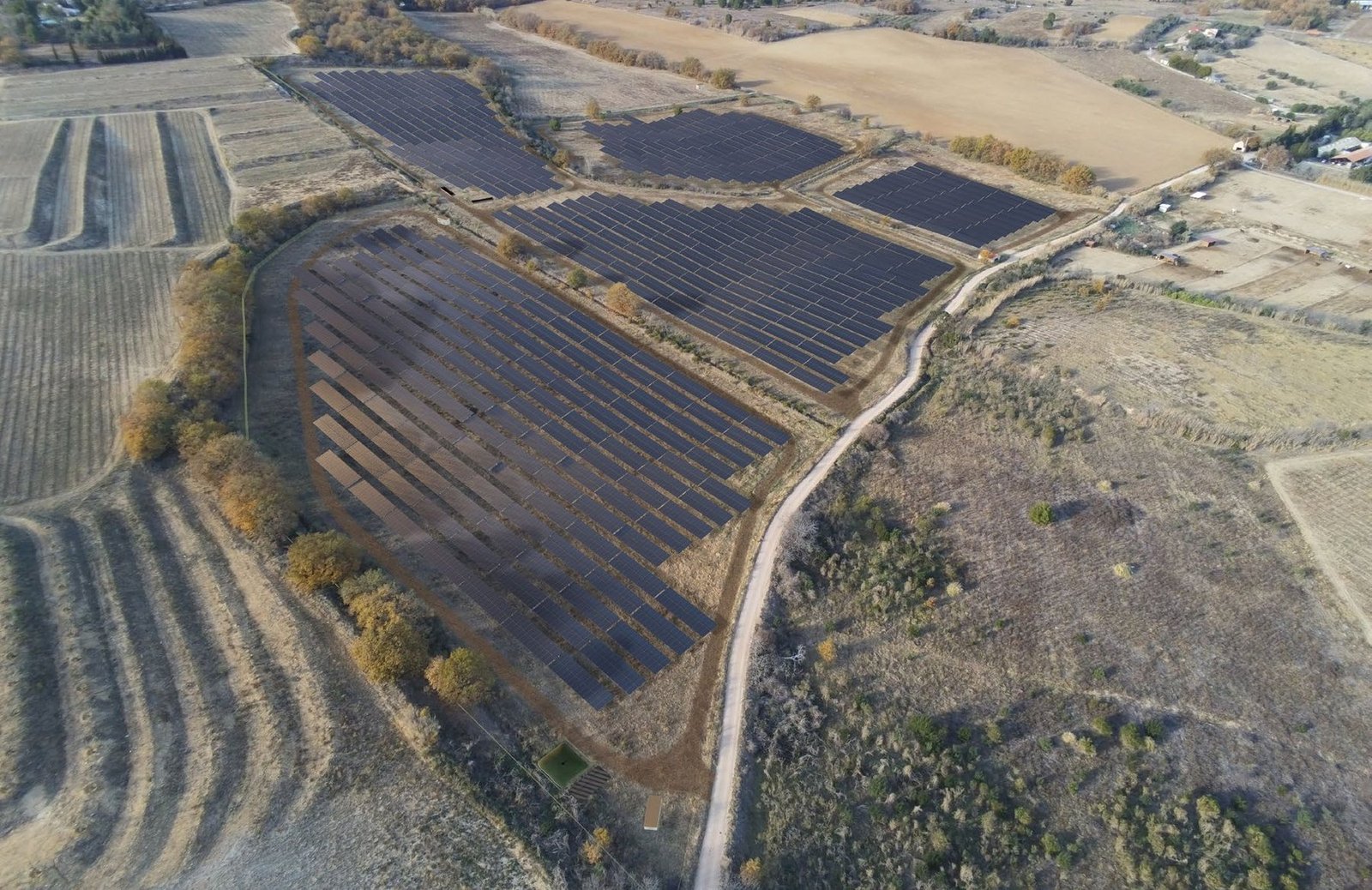 Photomontage aérien d’une centrale photovoltaïque au sol insérée dans le parcellaire agricole