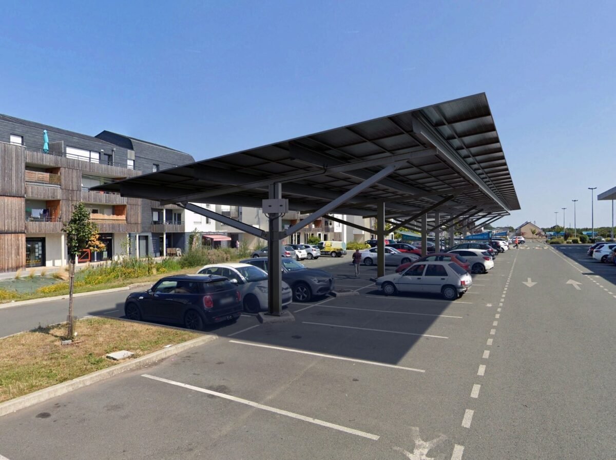 Photomontage d’une ombrière photovoltaïque couvrant une rangée de places du parking