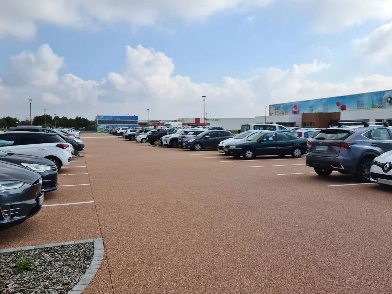 Parking d’un centre commercial, avant le projet
