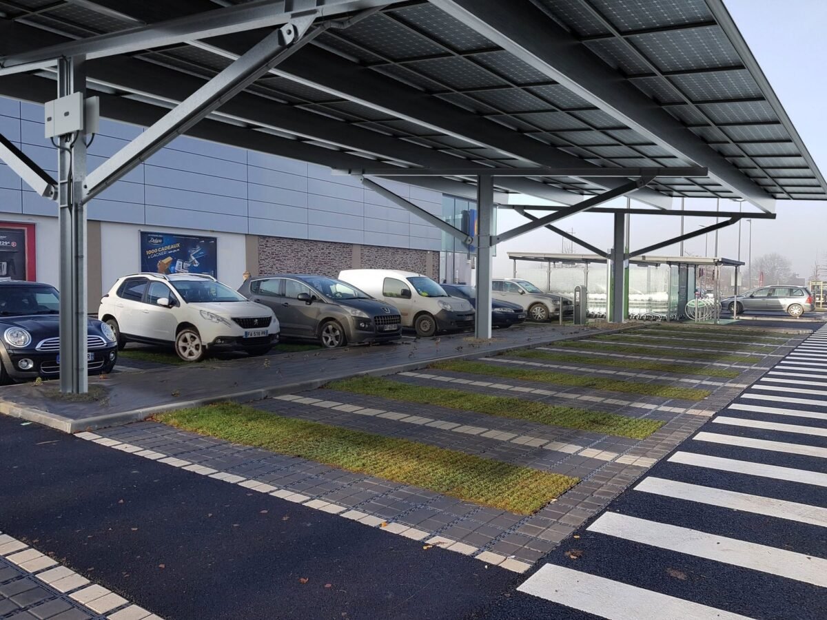 Photomontage d’une ombrière photovoltaïque vue de près, structure et modules visibles