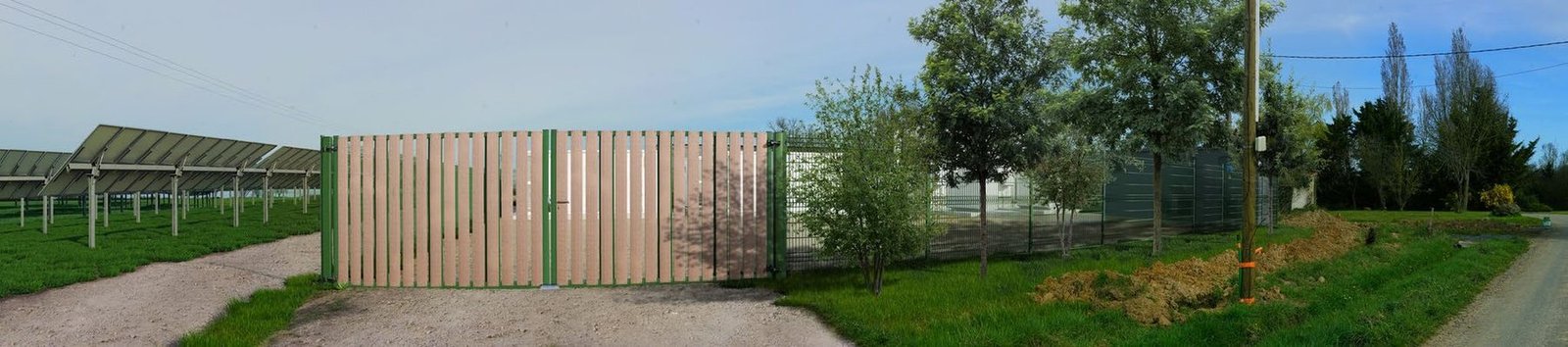 Photomontage du même point de vue avec portail habillé de bois et écran d’arbres devant les équipements