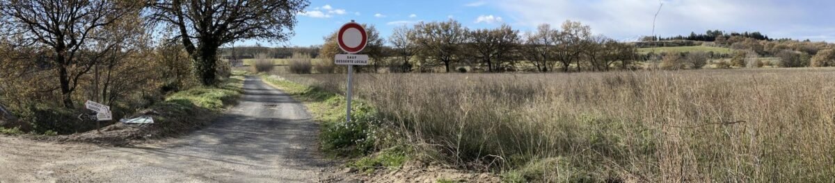 Chemin d’accès et prairie sèche avec panneau de signalisation, état initial